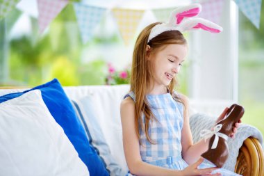 Kız yeme çikolata tavşan