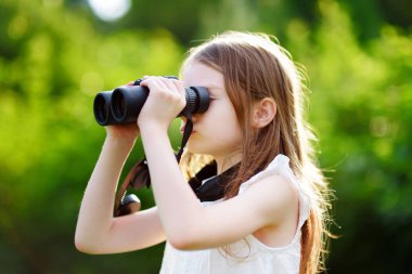 kız dürbünle bakıyor