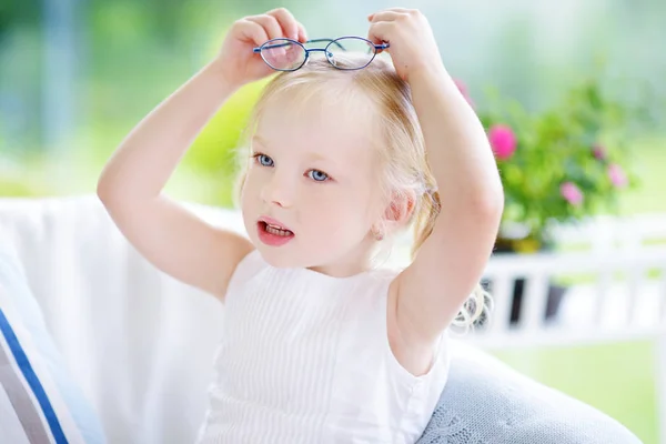 Chica usando gafas —  Fotos de Stock