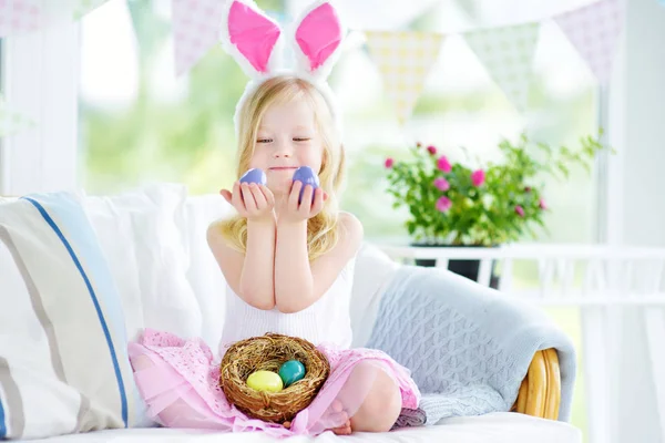 Meisje met kleurrijke eieren — Stockfoto