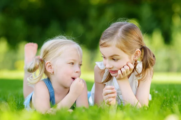Zusters plezier op gras — Stockfoto