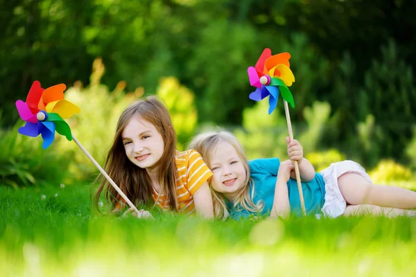 Fete care dețin roți de jucărie colorate — Fotografie, imagine de stoc