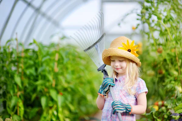 Menina brincando com brinquedo ferramenta de jardim — Fotografia de Stock