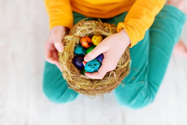 Niña sosteniendo nido con huevos — Foto de Stock