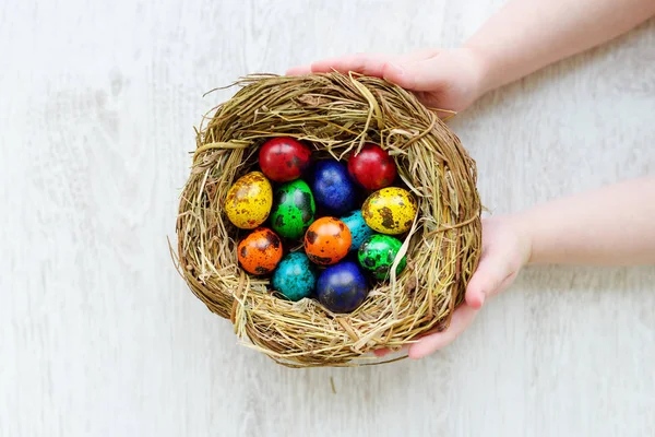 Nido di custodia per bambini con uova di Pasqua — Foto Stock