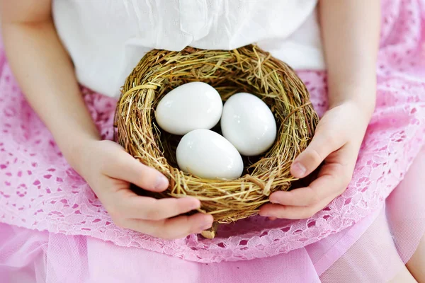 Ragazza che tiene nido con uova — Foto Stock