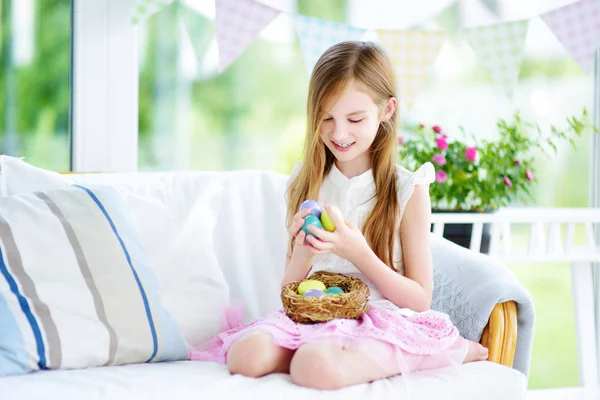 Chica jugando con huevos — Foto de Stock