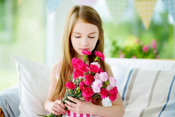 Meisje bedrijf bloemen — Stockfoto