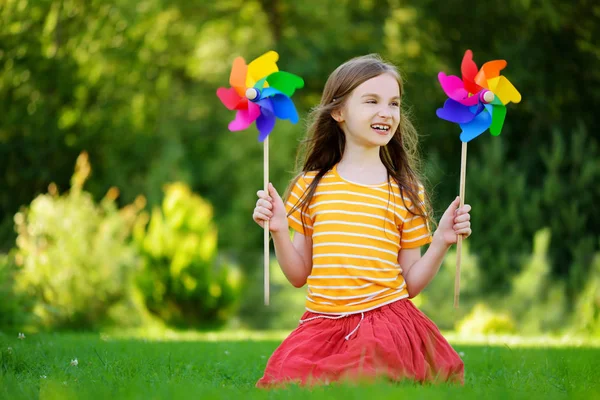 Niña sosteniendo juguete pinwheel — Foto de Stock