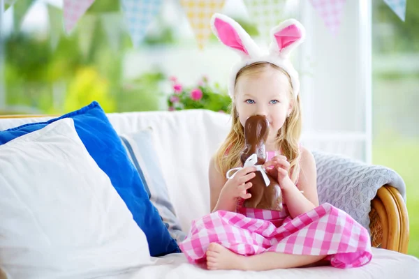 Fille avec chocolat lapin de Pâques — Photo