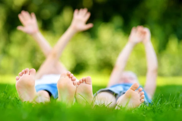 Due piedi da bambini — Foto Stock