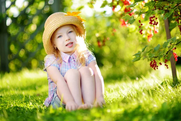 Fille dans le jardin avec des groseilles rouges — Photo