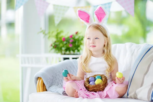 Chica con huevos de colores — Foto de Stock