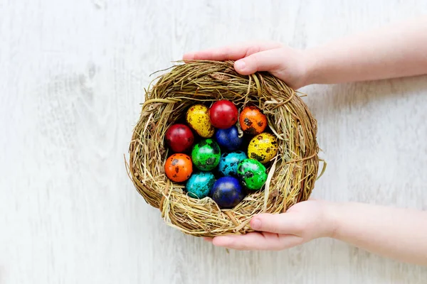 Niño sosteniendo nido con huevos de Pascua — Foto de Stock
