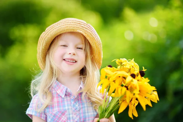 Menina segurando flores bonitas — Fotografia de Stock