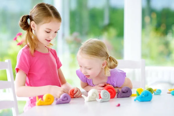 Hermanas haciendo figuras de caracoles — Foto de Stock