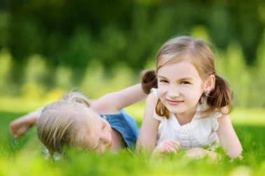 kız kardeş birlikte çim üzerinde yalan