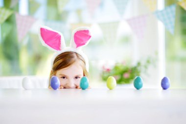 yumurta ile oynayan kız   