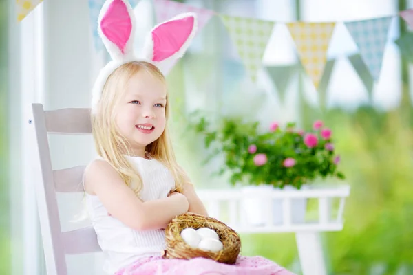 Chica con huevos blancos — Foto de Stock
