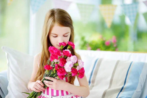 Meisje bedrijf bloemen — Stockfoto