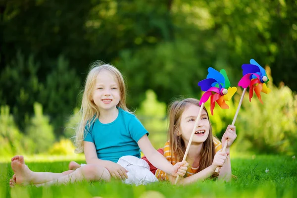 Meninas segurando brinquedo pinwheels — Fotografia de Stock