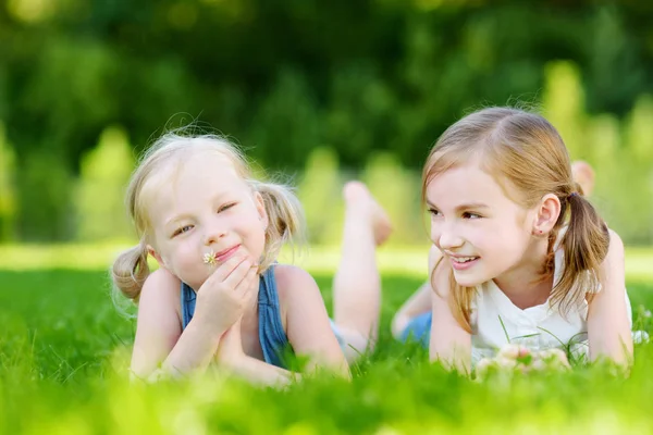 Zusters plezier op gras — Stockfoto