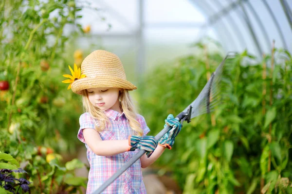 Lány játszik játék kerti szerszám — Stock Fotó