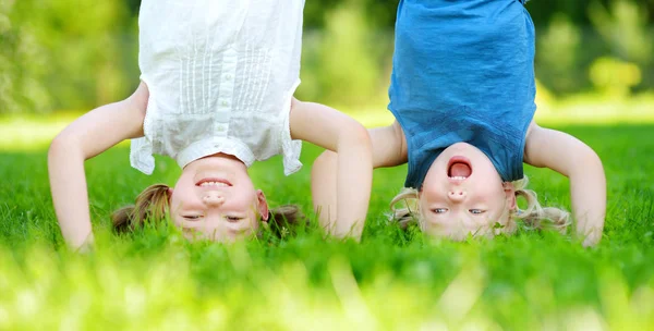Bambini che giocano testa sopra i tacchi — Foto Stock