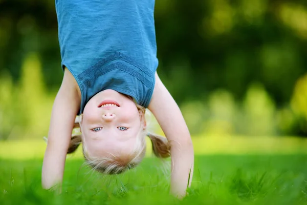 Enfant jouant tête sur talons — Photo