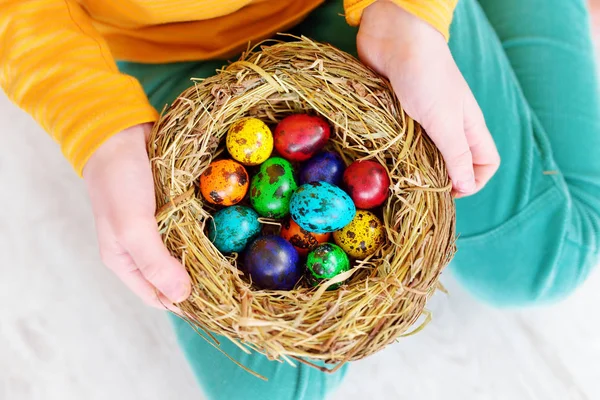 Niña sosteniendo nido con huevos — Foto de Stock