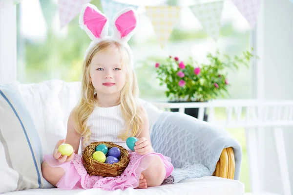 Chica con huevos de colores — Foto de Stock