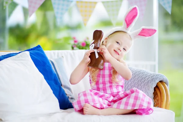 Dívka s čokoládou velikonoční králík — Stock fotografie