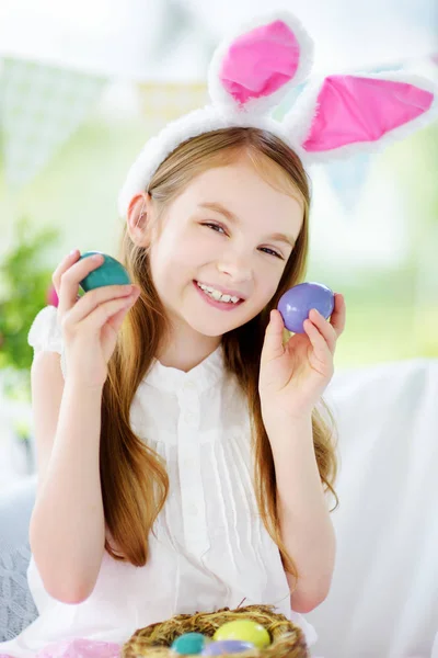 Girl playing with eggs — Stock Photo, Image