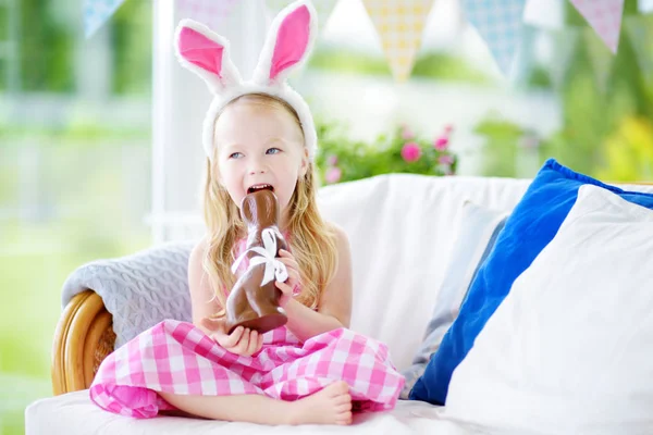 Chica con chocolate conejo de Pascua — Foto de Stock