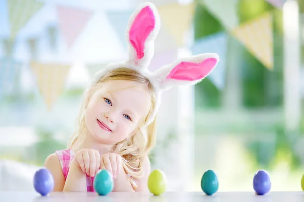 Girl playing with eggs — Stock Photo, Image