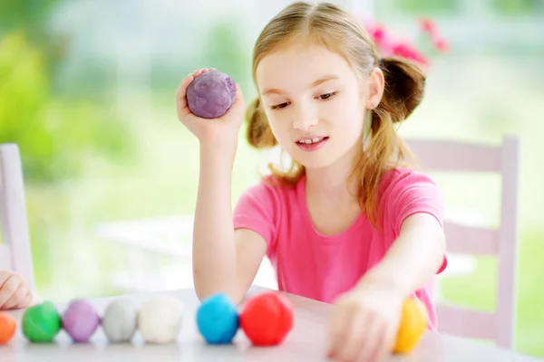 Menina com argila modelagem colorida — Fotografia de Stock