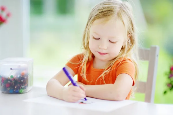 Дівчина малює олівцями — стокове фото