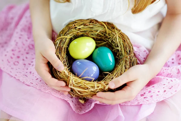 Meisje houden nest met eieren — Stockfoto