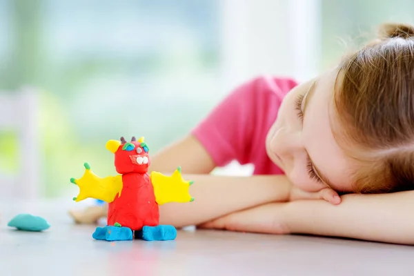 Fille avec figurine en argile modélisation — Photo