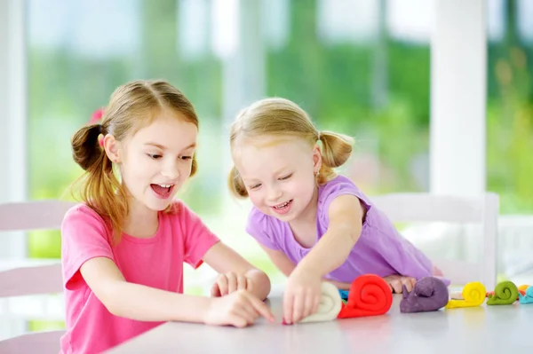 Hermanas haciendo figuras de caracoles — Foto de Stock