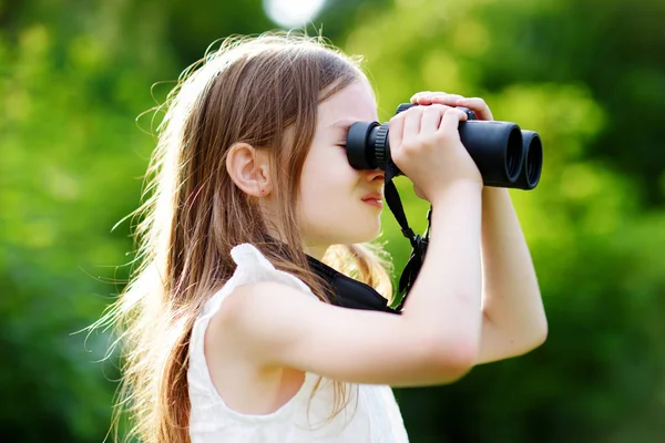 Dívka se dívá dalekohledem — Stock fotografie
