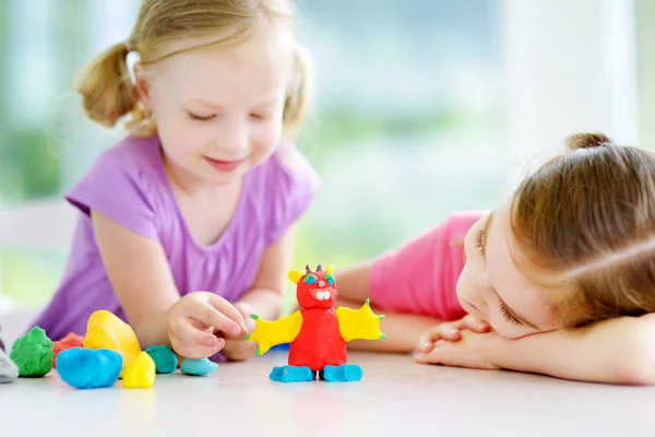 Hermanas con figura de arcilla — Foto de Stock