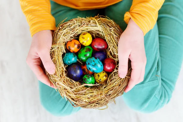 Meisje houden nest met eieren — Stockfoto