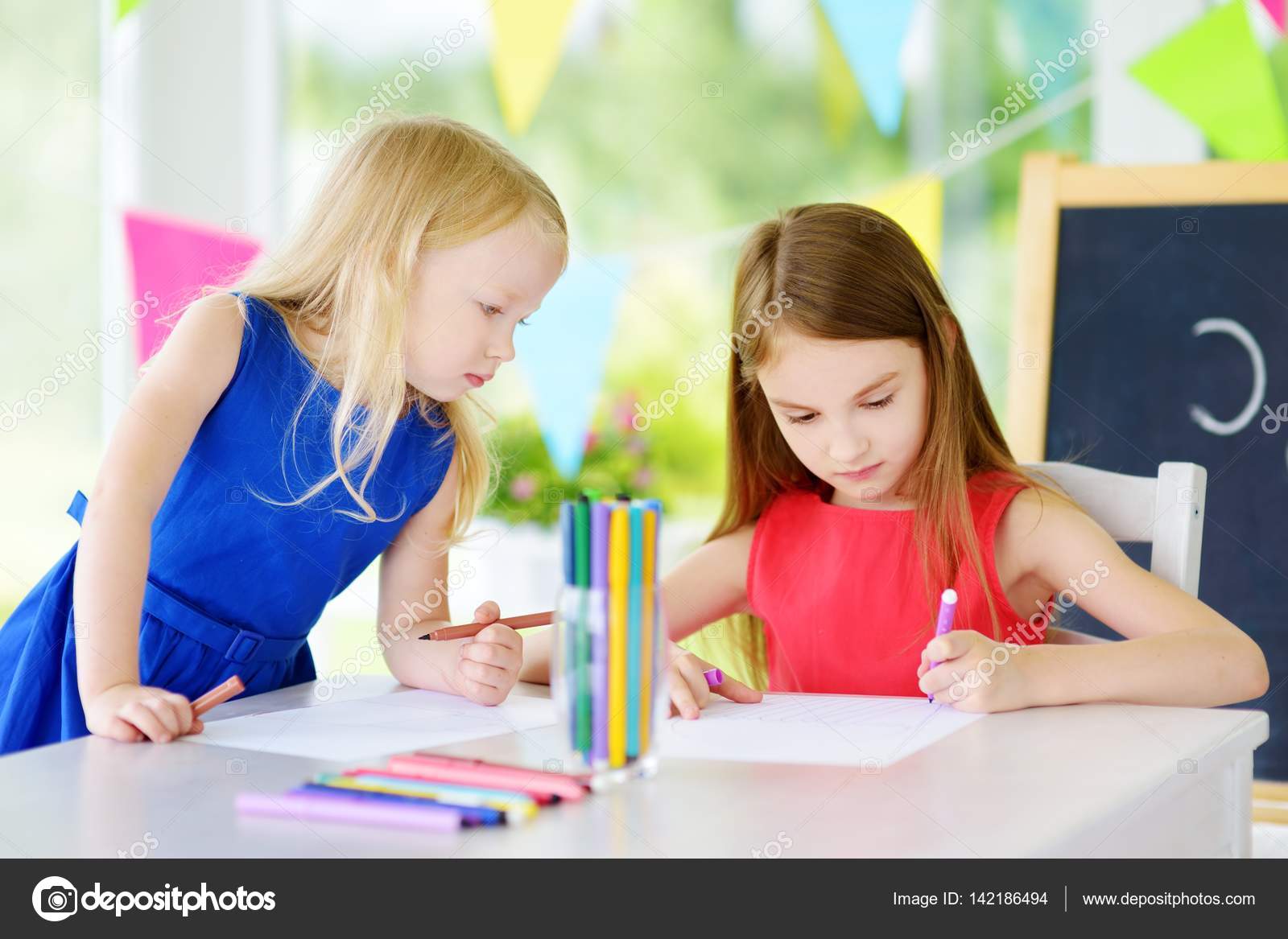 Due piccole sorelle sveglie disegno con matite colorate a un asilo nido Bambini creativi pittura insieme Ragazze che fanno i piti a casa — Foto di