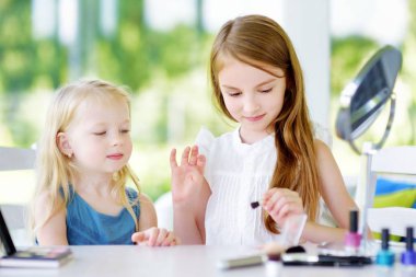 İki kız kardeş makyaj uygulamak 