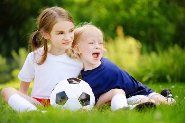 sevimli küçük kız futbol oynamak 