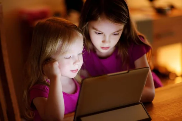 Irmãzinhas brincando com tablet digital — Fotografia de Stock