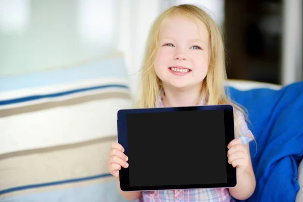 Pequena estudante com tablet digital — Fotografia de Stock