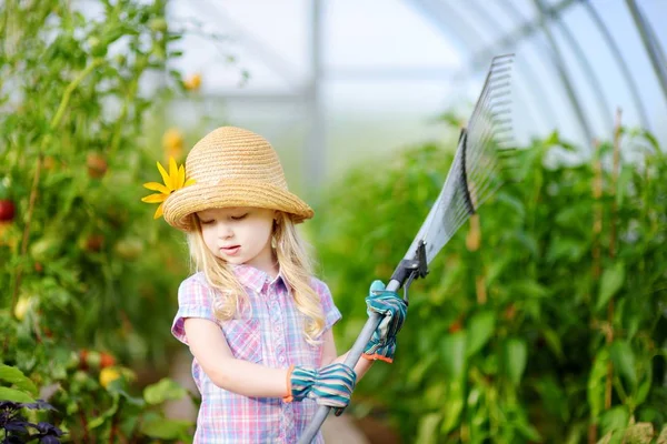 Gadis kecil memegang alat kebun — Stok Foto