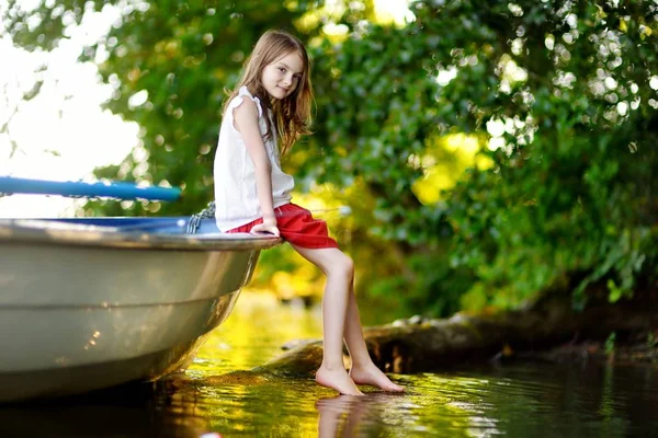 Küçük kız teknede eğleniyor — Stok fotoğraf